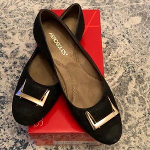 Great condition gently used women’s black suede flat by Aerosoles